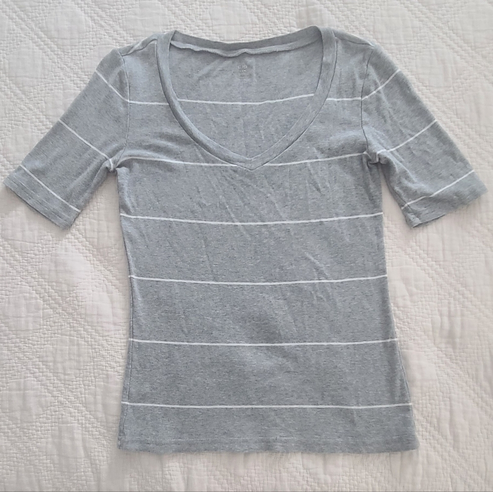 GAP Gray V-neck Tee with White Pinstripes - size medium